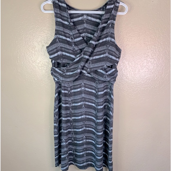 Athleta Adrianna Gray Criss Cross Front Athletic Dress Size M - Picture 2 of 9